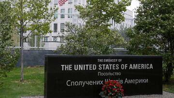 El Departamento de Estado ordenó la salida de los familiares de diplomáticos de la Embajada de USA en Kiev, Ucrania, tras el temor de una invasión rusa.