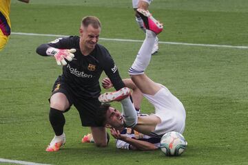 El jugador del Valladolid, Antoñito, y el portero del Barcelona, Ter Stegen, chocan durante una jugada. 
 