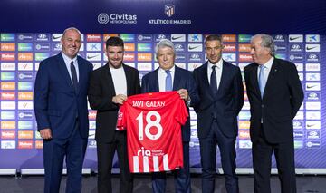 Javi Gal¨¢n, el primer fichaje del Atl¨¦tico 23-24, ha sido presentado este mi¨¦rcoles en el auditorio del C¨ªvitas Metropolitano. El lateral, de 28 a?os, entr¨® en la sala junto a Enrique Cerezo y estuvo acompa?ado tambi¨¦n por amigos, familiares y por el director deportivo, Andrea Berta, y el vicepresidente Antonio Alonso.