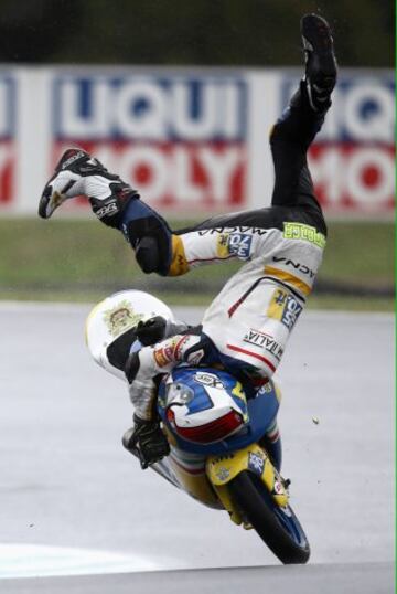 El piloto italiano Lorenzo Petrarca no pudo salvar la caída durante los entrenamientos libres del GP de Australia.