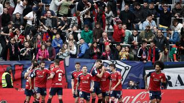 PAMPLONA, 13/05/2023.- El delantero marroquí de Osasuna, Ez Abde (3-d), celebra con sus compañeros tras marcar el 2-0 durante el encuentro de la jornada 34 entre CA Osasuna y UD Almería, este sábado en el estadio de El Sadar, en Pamplona. EFE/ Jesús Diges