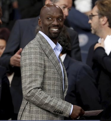 Claude Makelele era el engranaje sobre el que se sostenía el equipo blanco. Centrocampista defensivo, llegó del Celta de Vigo tras un acuerdo que se fraguó debido a la negativa del jugador a entrenarse con el conjunto vigués: su traspaso costó 14 millones de euros. Estuvo tres temporadas, desde 2000 hasta 2003. Su enfado al no querer el conjunto blanco a aumentar su ficha, le llevó a pedir su traspaso al Chelsea, donde estaría cinco campañas. En 2008 regresó a Francia, a las filas del PSG. Su salida, más las de Hierro y la de Del Bosque rompieron el ecosistema del conjunto blanco. Ha formado parte del cuerpo técnico del PSG con Ancelotti, del Swansea con Paul Clement, y ha sido director técnico del AS Mónaco, pero dimitió tras cinco meses en el cargo, abandonó la entidad por sus discrepancias con el entrenador Leonardo Jardim. Ahora trabaja en el Eupen belga como embajador.