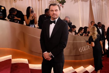 Leonardo DiCaprio posa en la alfombra roja de la 83.ª edición de los Globos de Oro, celebrada en el Beverly Hilton.