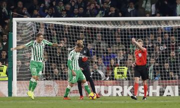 1-1. El VAR dio validez al primer gol de Sergio Canales. En la imagen, el árbitro Hernández Hernández señalando el centro de campo.