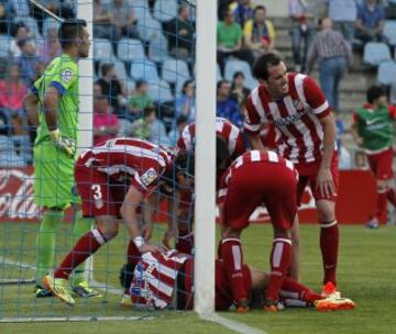 El delantero del Atlético de Madrid Diego Costa , se golpea la pierna con el poste tras marcar el segundo gol ante el Getafe