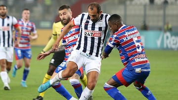 Peru's Alianza Lima Argentine Hernan Barcos (C) vies for the ball with Brazil's Fortaleza Lucas Lima (L) and Marcelo Benevenuto during their Copa Libertadores group stage football match, at the Alejandro Villanueva stadium in Lima, on May 18, 2022. (Photo by AFP)