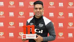 Falcao recibe su trofeo de mejor jugador de septiembre