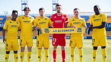 Los últimos fichajes del Alcrocón posan con la bufanda amarilla.