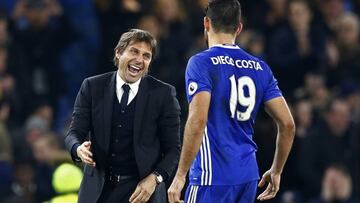 Diego Costa y Antonio Conte, durante un partido del Chelsea.