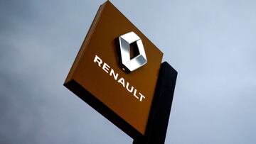 FILE PHOTO: The logo of carmaker Renault is pictured at a dealership in Vertou, near Nantes, France, January 13, 2021. REUTERS/Stephane Mahe/File Photo