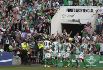 1-0. Rubén Castro celebró el primer tanto con sus compañeros.