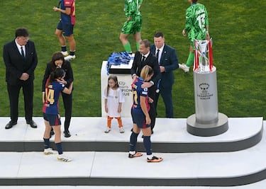 Las jugadoras azulgranas reciben la medalla de subcampeonas de la Champions League de manos de Aleksander Ceferin, presidente de la UEFA.