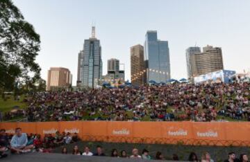 Una multitud de aficionados disfruta de la final del Open de Australia.