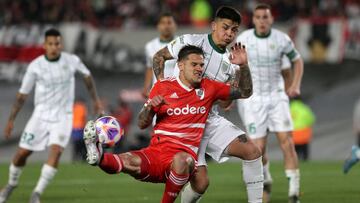 BUENOS AIRES, ARGENTINA - SEPTEMBER 14: Aaron Quiros of Banfield and Bruno Zuculini of River Plate fight for the ball during a match between River Plate and Banfield as part of Liga Profesional 2022 at Estadio Mas Monumental Antonio Vespucio Liberti on September 14, 2022 in Buenos Aires, Argentina. (Photo by Daniel Jayo/Getty Images)