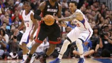 LeBron James, defendido por Matt Barnes en un partido ante los Clippers la temporada pasada.