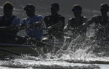 Palistas de la Universidad de Oxford entrenan en el río Támesis preparando la carrera anual por el principal río londinense contra la el equipo de la Universidad de Cambridge.