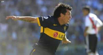 Gary Medel actuó en dos clásicos defendiendo los colores de Boca. En el Apertura 2009-10 y el Clausura de ese mismo año. En el último, anotó los dos goles del triunfo. Además fue expulsado.