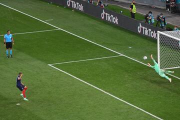 D¨¦cimo penalti de la serie. Yann Sommer desv¨ªa el lanzamiento de Kylian Mbapp¨¦ dando la clasificaci¨®n al conjunto suizo.