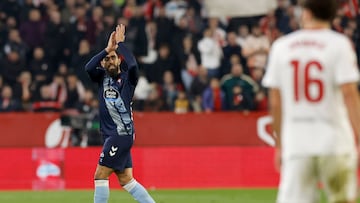 Borja Iglesias aplaude a la afición del Celta mientras se retira del terreno de juego en el Sánchez Pizjuán.