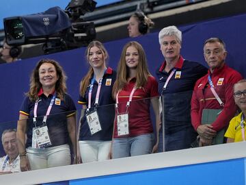 La Princesa Leonor y la Infanta Sofía apoyando a la selección de waterpolo.