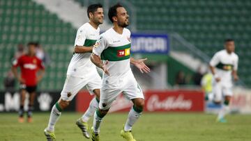 El jugador del Elche, Javier Matilla, durante un partido contra el Nàstic.
