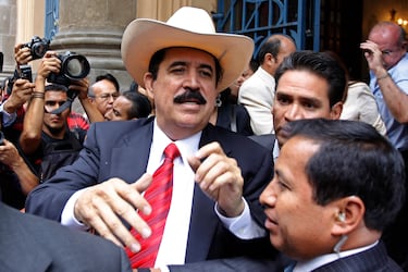 The coup against Manuel Zelaya (pictured wearing a hat) in 2009 occurred in a climate of political polarization. Zelaya promoted reforms that created tensions with conservative and business sectors. His removal was supported by internal actors with international connections.
