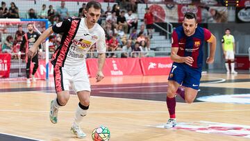 Marcel, de ElPozo Murcia Costa Cálida, conduce el balón ante Dyego, del Barça.