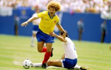 19. Carlos Valderrama participó en tres mundiales con Colombia, pero solo jugó en dos equipos europeos. "Su notoriedad se debe más a su carácter y peinado que a lo que hizo en el terreno de juego", escribe el diario inglés.