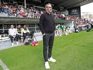 Bolo, entrenador del Burgos, en el duelo ante el Levante.