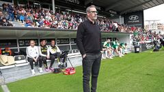 Bolo, entrenador del Burgos, en el duelo ante el Levante.