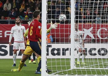 El debutante Pau Torres marc el 3-0.