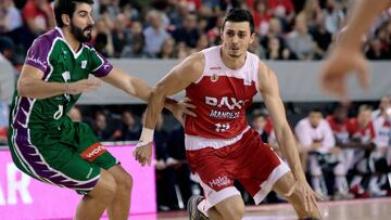 GRAF1304. MANRESA (BARCELONA), 20/10/2018.- El alero del Baxi Manresa, Pere Tomàs (d), ante el alero del Unicaja, Dani Díez (i), durante el partido correspondiente a la 5ª jornada de la Liga Endesa, disputado hoy en el pabellón Nou Congost, en Manresa (Barcelona). EFE/ Susanna Sáez