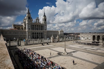 La gente espera la ceremonia del relevo de la Guardia Real, junto a la Catedral de Santa María Real de la Almudena, en el día de las conmemoraciones del décimo aniversario de la proclamación del Rey de España Felipe VI en el Palacio Real de Madrid.