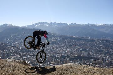 Un corredor desciende por una espectacular pendiente, con la ciudad de La Paz (Bolivia) de fondo, durante la Challenge Downhill, una de las carreras ciclistas mas extremas. Un total de 136 corredores se dieron cita en la prueba, que entró en el Guinness de los récords como la pista de descenso urbano más larga del mundo, con 3,6 kilómetros.