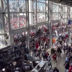 Aficionados irrumpen en el AT&T Stadium para asegurar el mejor lugar para el Dallas vs 49ers