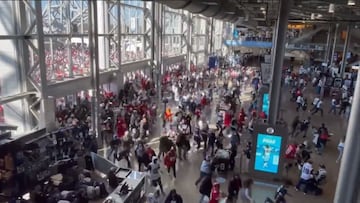 Aficionados irrumpen en el AT&T Stadium para asegurar el mejor lugar para el Dallas vs 49ers