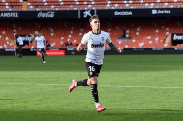 Álex Blanco celebra, ante el Granada, su primer gol con el Valencia.