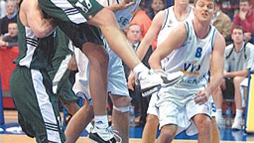 <b>SE ESCAPÓ. </b>Hervelle perdió el rebote y el Madrid la opción de revancha en Zagreb.