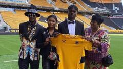 Mabete firma su primer contrato a los 17 años y el atuendo del padre causa furor