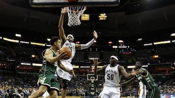 MEM01. MEMPHIS (EE.UU.), 13/03/2017.- El jugador Vince Carter (2i) y Zach Randolph (2d) de Memphis Grizzlies en acci&oacute;n ante Malcolm Brogdon (i) y Thon Maker (D) de Milwaukee Bucks hoy, s&aacute;bado 13 de marzo de 2017, durante un juego entre Milwaukee Bucks y Memphis Grizzlies de la NBA, que se disputa en el FedExForum en Memphis, Tennessee (Estados Unidos). EFE/Mike Brown