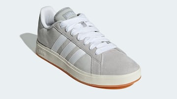 Zapatillas Adidas Grand Court grises.