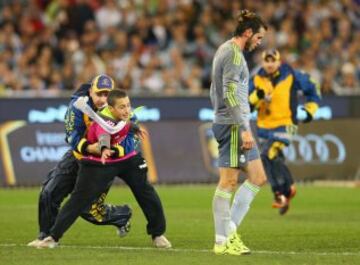 Un expontáneo saltó al terreno de juego en un intento por llegar a Gareth Bale