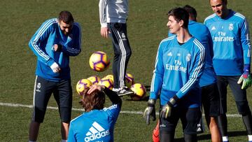 GRAF8093. MADRID, 16/02/2019.- Los jugadores del Real Madrid Karim Benzema (i) y Thibaut Courtois (d), durante el entrenamiento realizado esta mañana en la Ciudad Deportiva de Valdebebas para preparar el partido de Liga de mañana frente al G