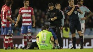 Roberto, en el c&eacute;sped, en el partido en Bala&iacute;dos.