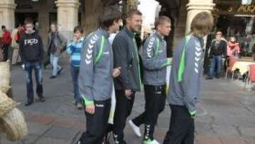 <b>OBSERVADOS. </b>Los lituanos no pudieron pasar desapercibidos ayer durante su paseo por la plaza Mayor de Salamanca.