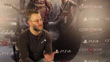 Cory Barlog durante la presentación de God of War (2018).