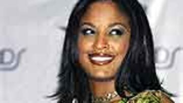 <b>BELLA Y BESTIA.</B> La bonita figura de Laila contrasta con dos formidables puños. Como pudo comprobar Valerie La loba Mahfood.