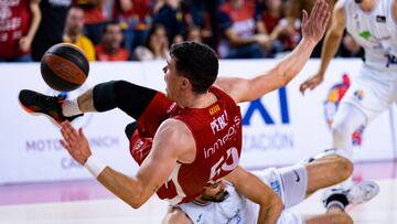 MANRESA (BARCELONA), 21/01/2023.- El pívot búlgaro del Unicaja David Kravish (d) cae con Dani Pérez, del Baxi Manresa, durante el encuentro de la jornada 17 de la Liga Endesa entre el Baxi Manresa y el Unicaja Baloncesto disputado este sábado en el Pabellón Nou Congost de Manresa. EFE/Siu Wu