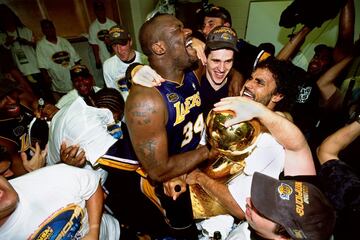 Los Angeles Lakers fue su segundo equipo. En él estuvo de 1996 hasta 2004 y consiguió los mayores éxitos de su carrera.
Celebración de su seguno anillo, en 2001.