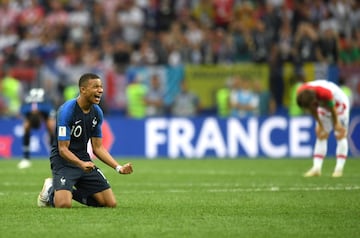 Los de Deschamps se proclaman campeones del Mundo tras vencer en la final con goles de Mandzukic, en propia, Griezmann, Pogba y Mbappé.